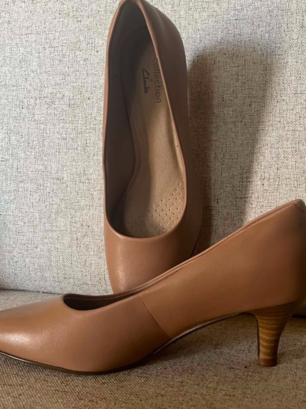 New Clarks Pointed Toe Kitten Heel Pump "Warm Beige" Size 6 1/2